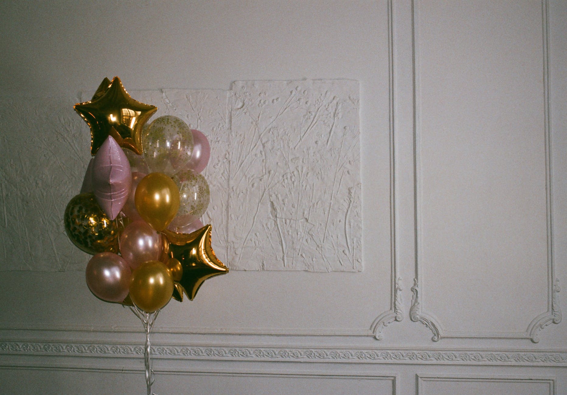 yellow white and pink balloons, balloons in a room, 30th birthday, turning 30, birthday ideas, 30th birthday ideas